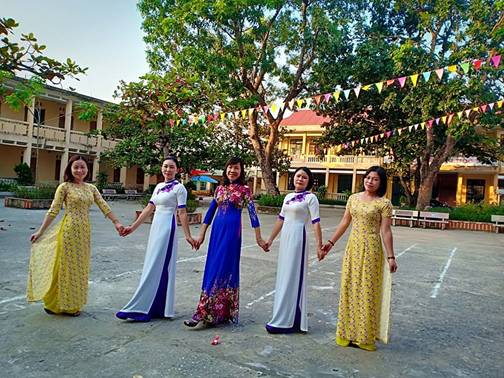 圖像裡可能有5 個人、包括 Dung Phương 和 Vân Lê、微笑的人、大家站著、婚禮和戶外